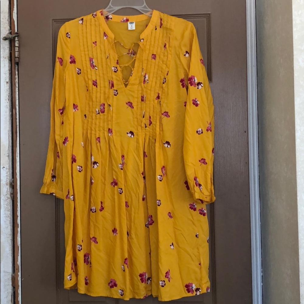 Cute yellow dress with pink flowers as details